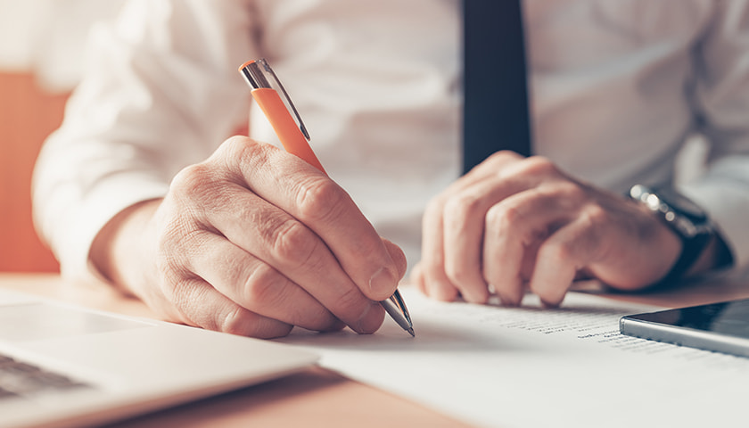 書類に記入する手元イメージ